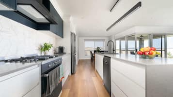 Frigorífico, horno, placa de cocina y lavavajillas