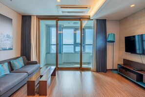 Family Suite | Desk, laptop workspace, blackout drapes, soundproofing