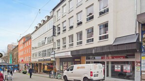 A street view with a white van parked in front of a building with a sign that reads "MD Acoustic & Design". - Limehome Kassel Wilhelmsstraße (Kassel)