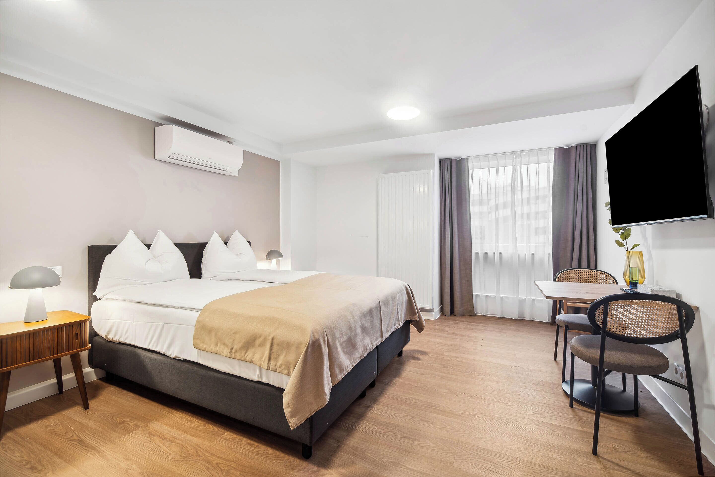 Comfort suite, rolstoeltoegankelijk bad | Individueel gedecoreerd, individueel gemeubileerd, een bureau