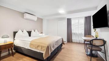 Comfort Suite (barrier free) | 1 bedroom, individually decorated, individually furnished, desk