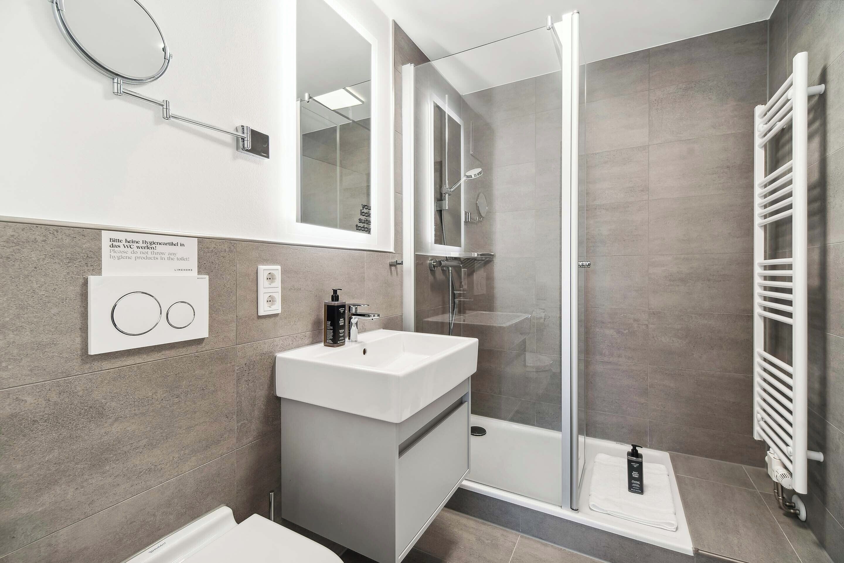 Comfort suite, 1 queensize bed met slaapbank | Badkamer |  milieuvriendelijk toiletgerief, een haardroger, handdoeken, zeep