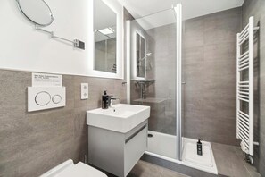 Svit Comfort - 1 queensize-sÀng med bÀddsoffa | Badrum | MiljövÀnliga toalettartiklar, hÄrtork, handdukar och tvÄl