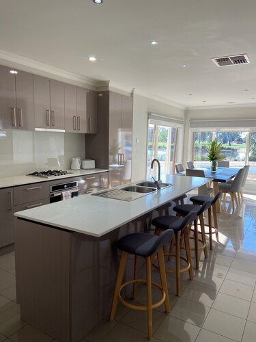 Modern waterfront luxury escape near Shepparton