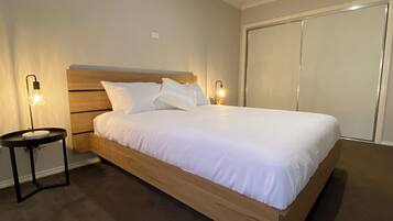 3 bedrooms, desk, iron/ironing board, free WiFi