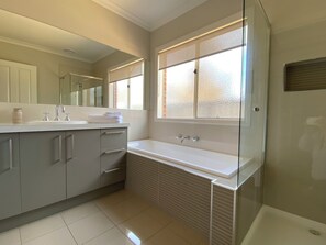 Shower, hair dryer, towels, soap - Modern waterfront luxury escape near Shepparton (Mooroopna)