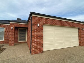 Exterior - Modern waterfront luxury escape near Shepparton (Mooroopna)