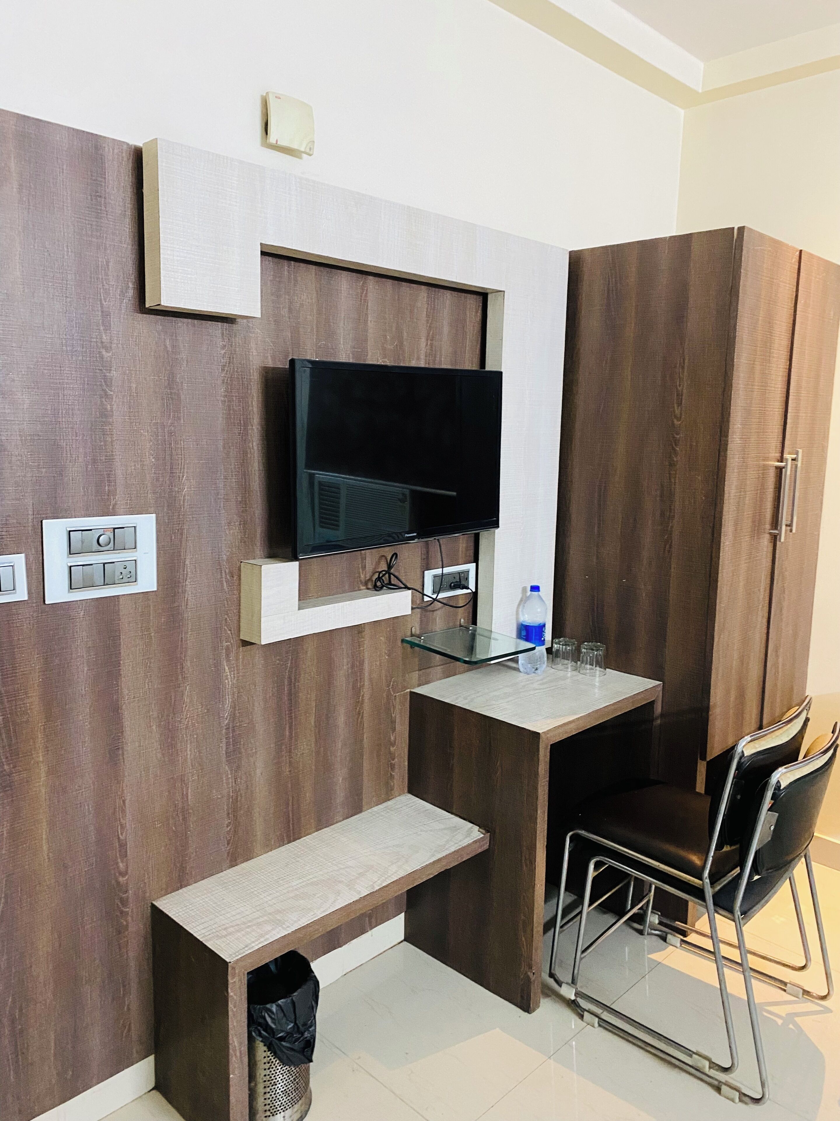 Desk, laptop workspace, free WiFi