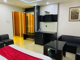 Desk, laptop workspace, free WiFi