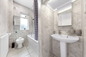 Combined shower/tub, deep soaking tub, hair dryer, towels - Amazing 3-bed Flat in Golders Green Near Station (London)