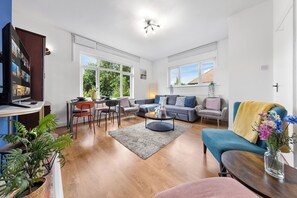 Apartment | Living area - Amazing 3-bed Flat in Golders Green Near Station (London)