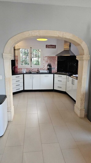 Kühlschrank, Mikrowelle, Herdplatte, Geschirrspüler