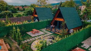 A small, A-frame cabin with a patio and a stone pathway. - Sapanca Saklı Bungalov (Sapanca)
