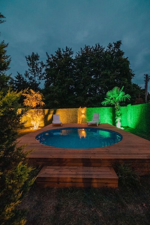 Una piscina al aire libre