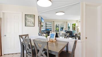 Condo Prestigio, 2 habitaciones, vista a la alberca | Servicio a la habitación