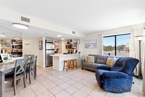 Leilighet – signature, 2 soverom, bassengutsikt | Oppholdsrom | Smart-TV