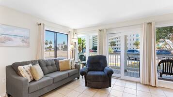 Condo Prestigio, 2 habitaciones, vista a la alberca | Sala de estar | Smart TV