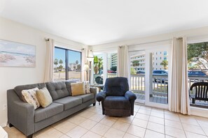 Signature-Apartment, 2 Schlafzimmer, Poolblick | Wohnzimmer