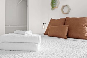 3 chambres, fer et planche à repasser, Wi-Fi, draps fournis