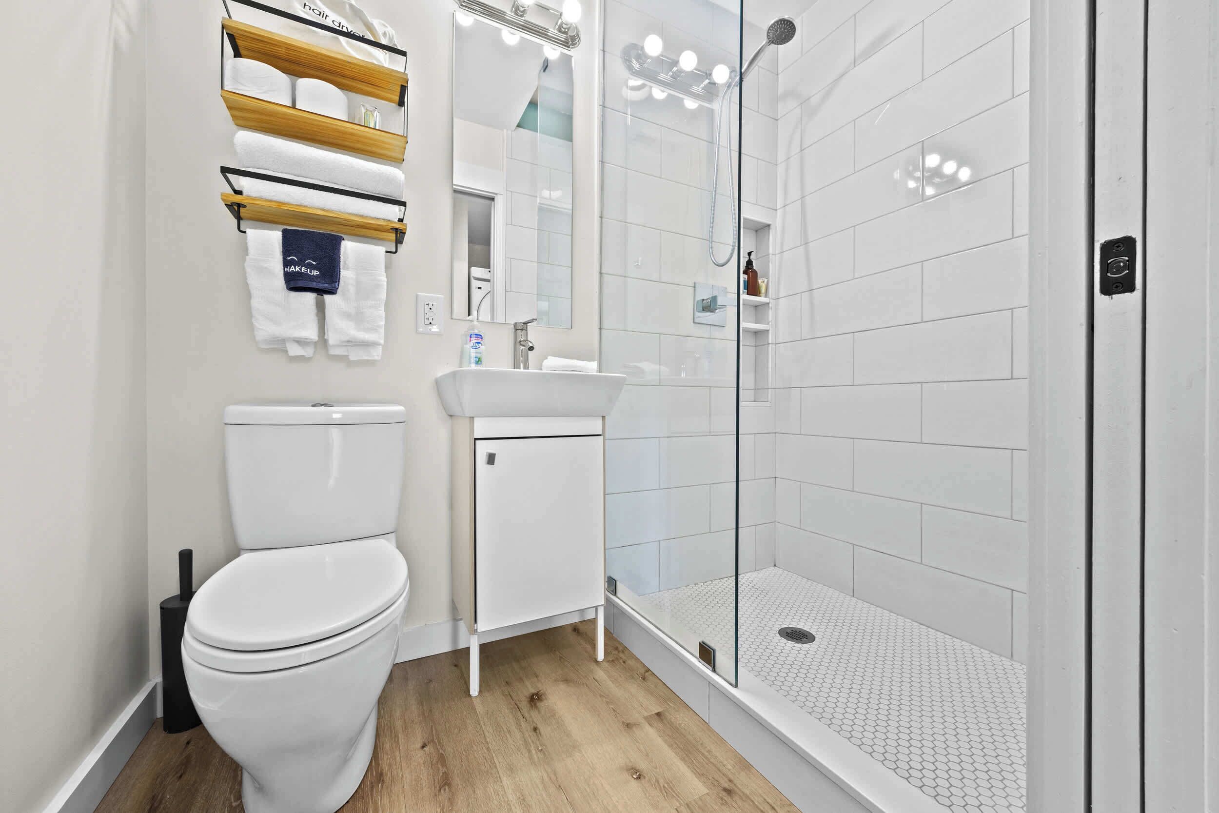 Een douche, een haardroger, handdoeken, shampoo