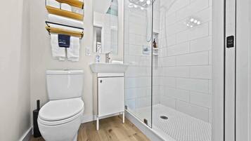 Een douche, een haardroger, handdoeken, shampoo