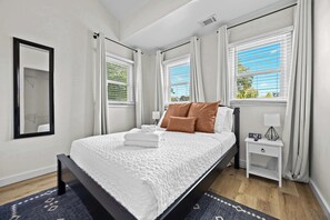 3 habitaciones, tabla de planchar con plancha, wifi y ropa de cama