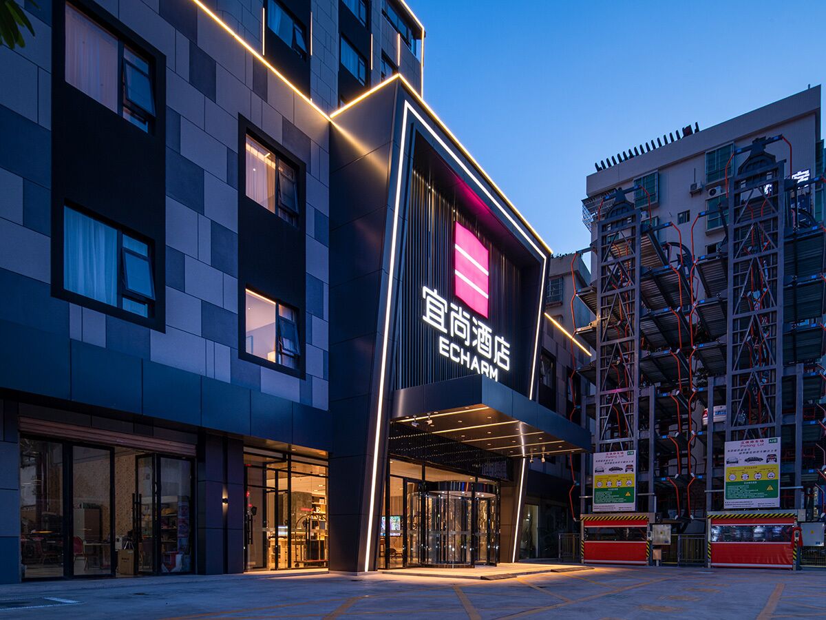 Un hôtel moderne doté d’une entrée imposante et d’une signalétique bien visible.