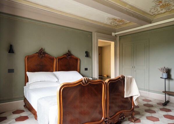 A bedroom with a large wooden bed, a small bedside table, and a nightstand. - Luxury Langhe Pool Vigne Di Fagnano (Santo Stefano Belbo)