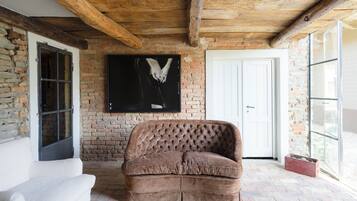 Suite, Garden View | Living area | 32-inch flat-screen TV with cable channels