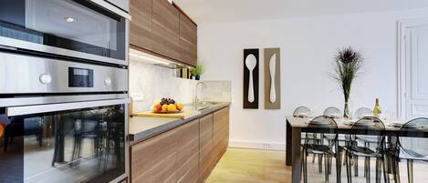 Fridge, microwave, oven, stovetop