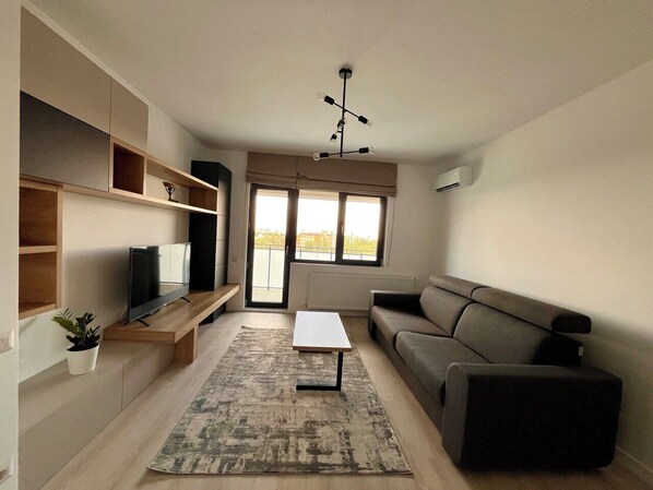 Smart TV - The Butterfly Suite_5 minutes to the Carol Park (București)