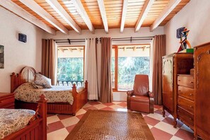 5 quartos, cofres nos quartos, ferros/tábuas de passar roupa