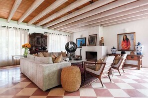 Smart TV, ping pong - Luxury Forest Retreat with Private Padel Court (Valle de Bravo)