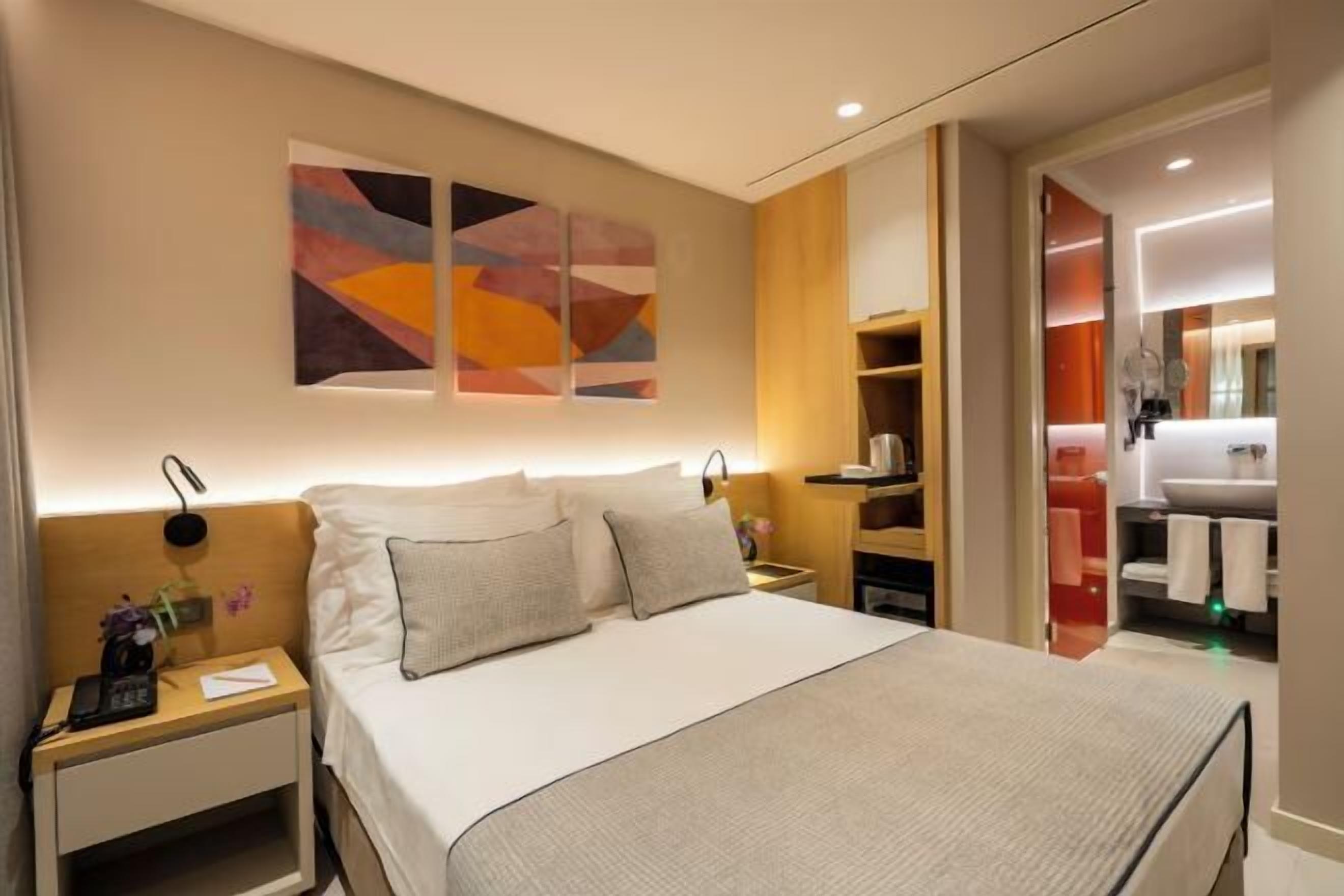Premium bedding, in-room safe, laptop workspace, blackout curtains