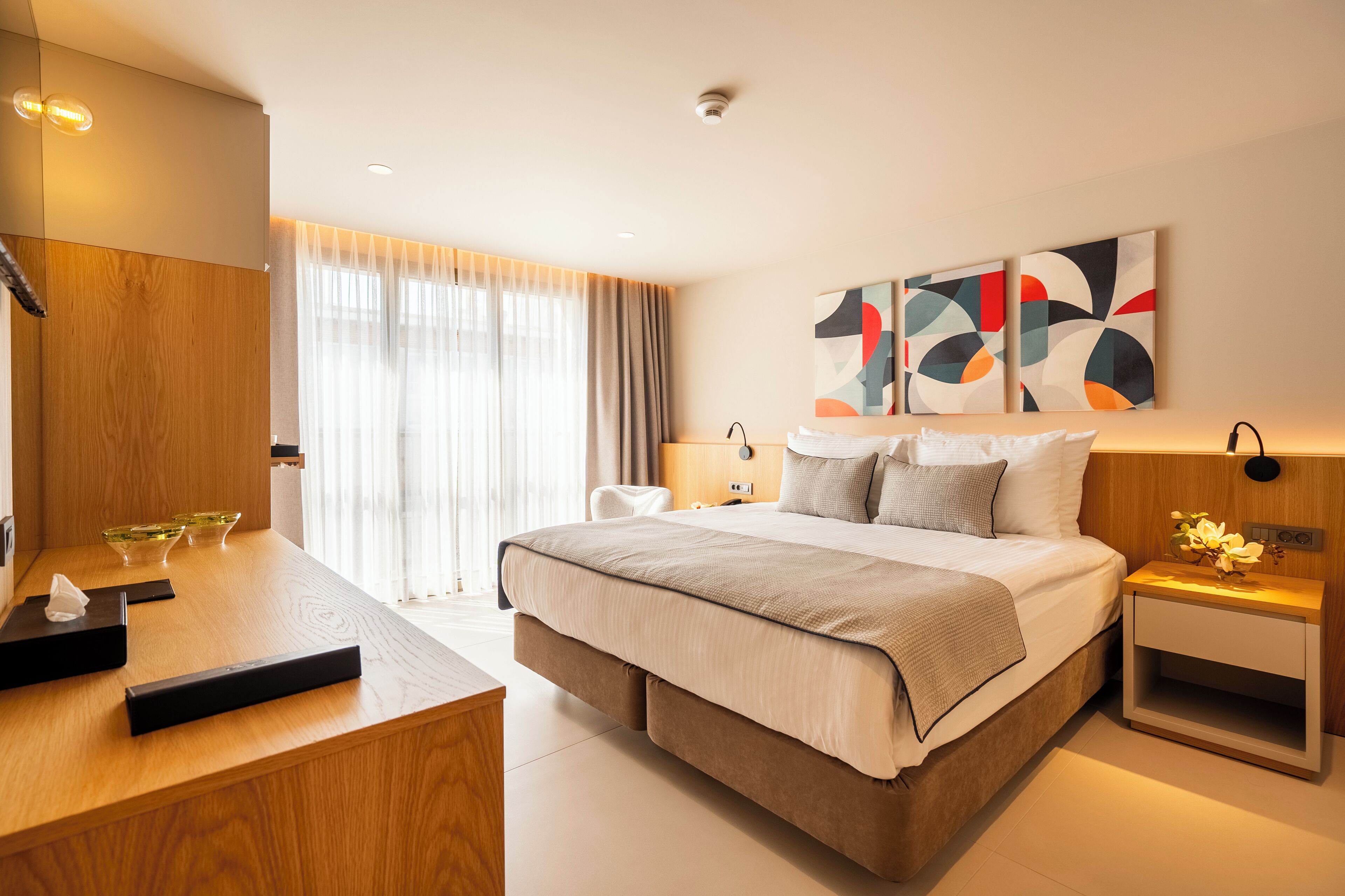 Superior-Doppel- oder -Zweibettzimmer, Stadtblick | Hochwertige Bettwaren, Zimmersafe, laptopgeeigneter Arbeitsplatz