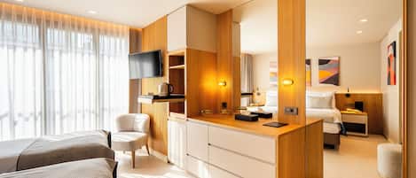 Ropa de cama de alta calidad y caja de seguridad en la habitación