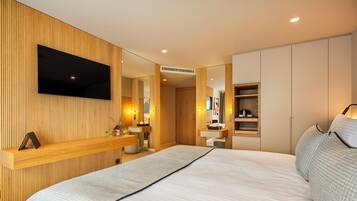 Ropa de cama de alta calidad y caja de seguridad en la habitación