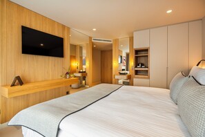 Ropa de cama de alta calidad y caja de seguridad en la habitación 