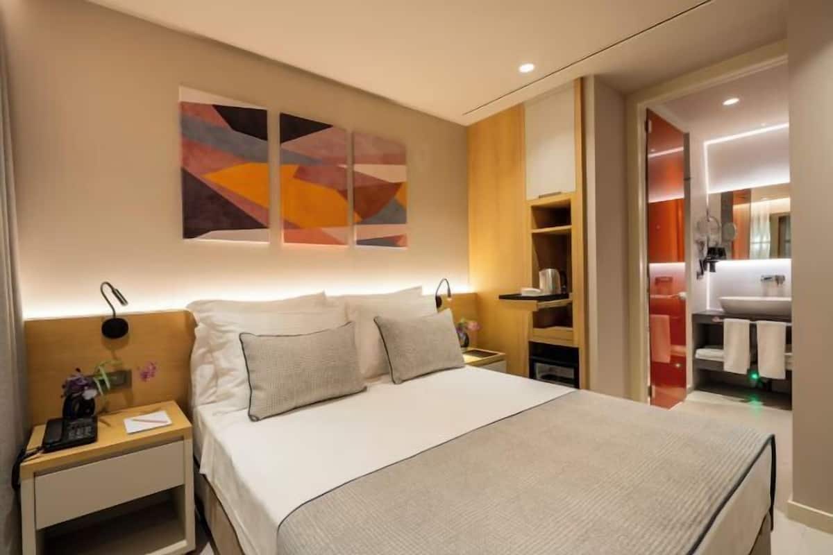 Premium bedding, in-room safe, laptop workspace, blackout curtains