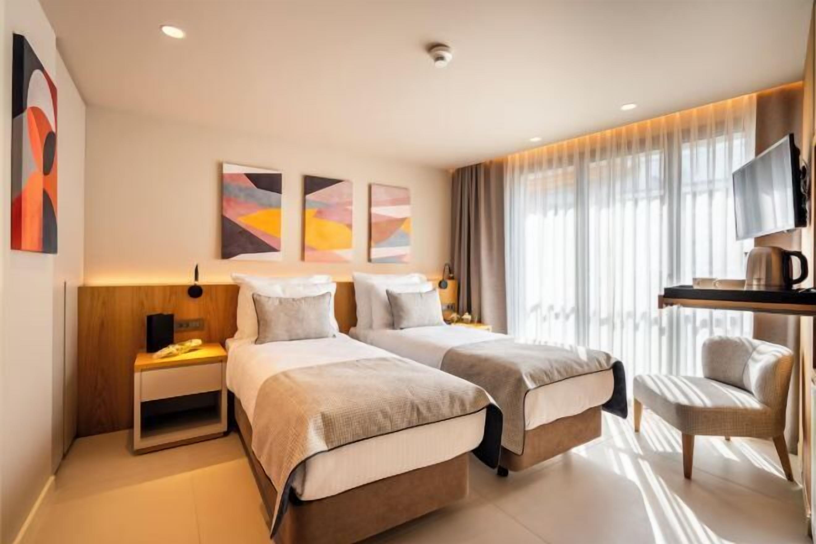 أغطية فراش متميزة وخزنة داخل الغرفة ومساحة عمل للكمبيوتر المحمول