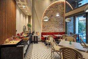 Café da manhã com buffet grátis todos os dias