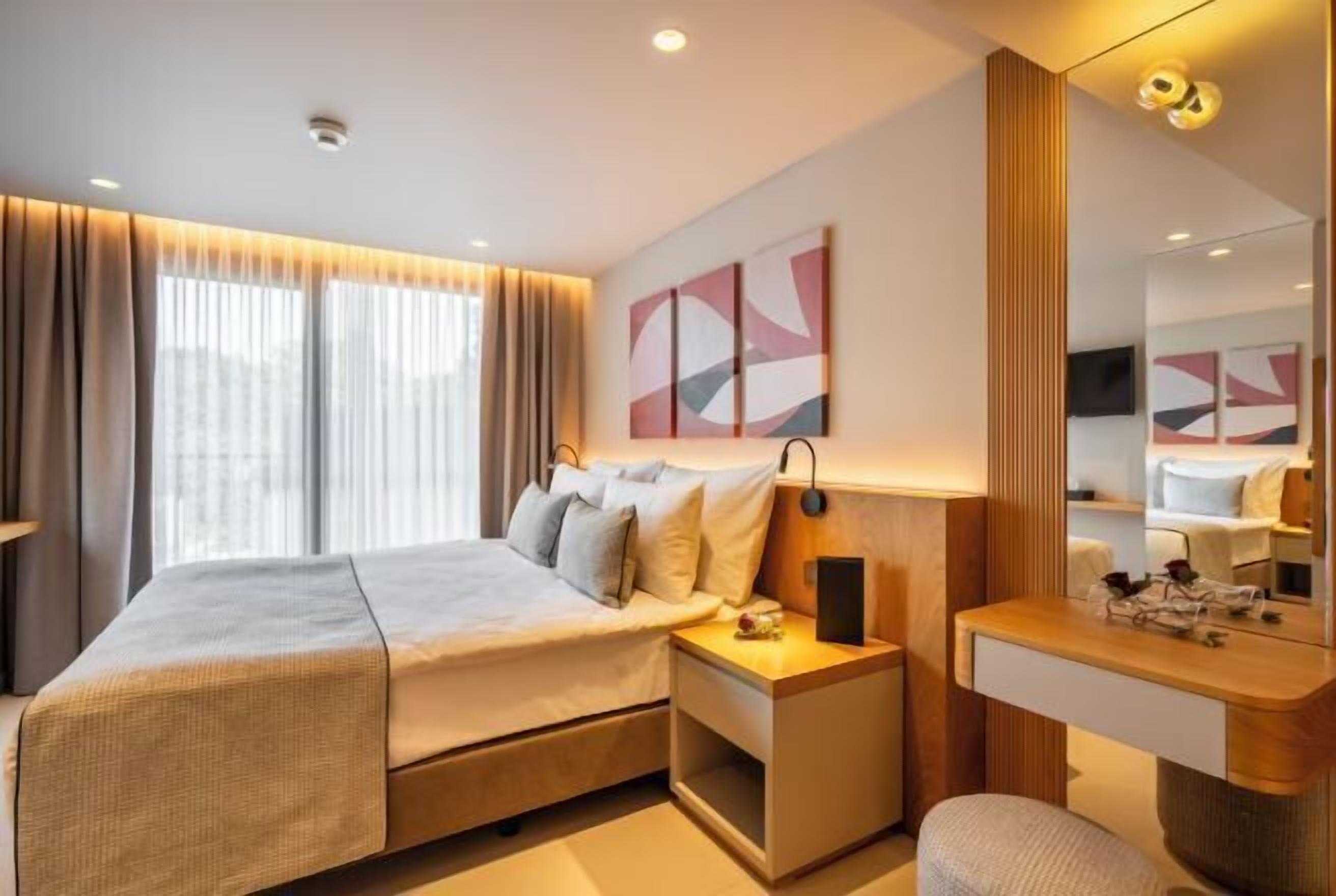 Premium bedding, in-room safe, laptop workspace, blackout curtains