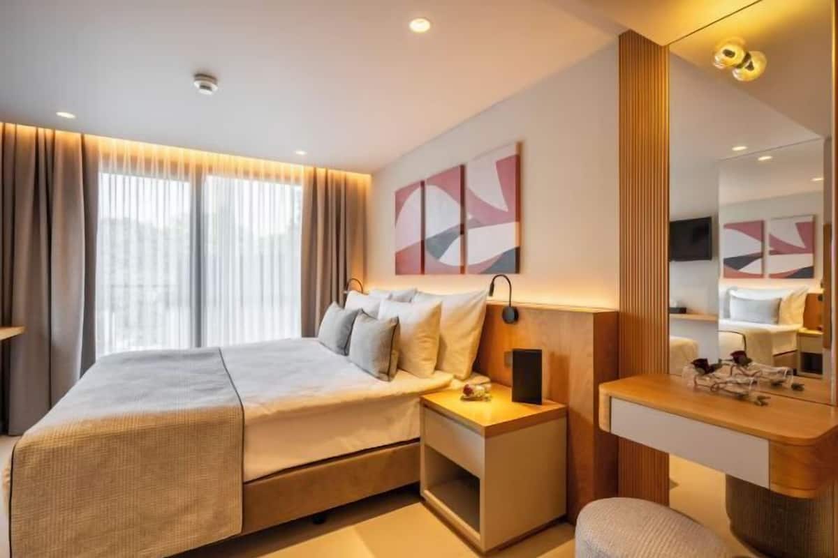 Premium bedding, in-room safe, laptop workspace, blackout curtains