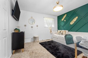 4 habitaciones, escritorio y tabla de planchar con plancha