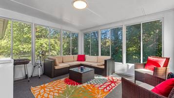 Älytelevisio, takka, työhuone