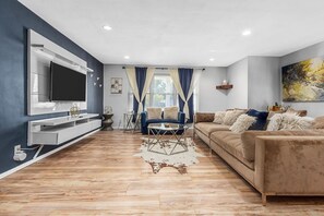 Smart TV, chimenea y oficina