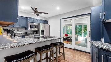 Jääkaappi, mikroaaltouuni, uuni, liesi