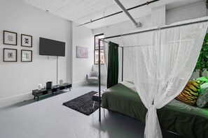 Desk, iron/ironing board, free WiFi, bed sheets - This apartment is a 2 bedroom(s), 1 bathrooms, located in St. Louis, MO. (St. Louis)