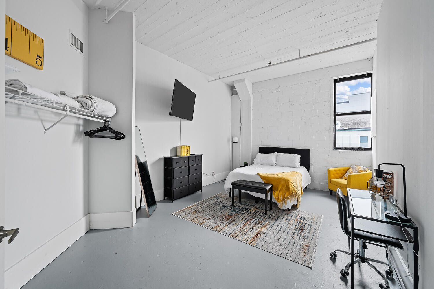 Bureau, fer et planche à repasser, Wi-Fi gratuit, draps fournis