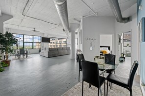 Interior - This apartment is a 2 bedroom(s), 1 bathrooms, located in St. Louis, MO. (St. Louis)